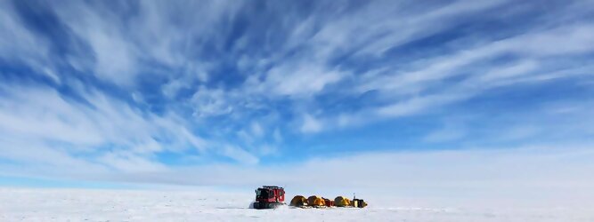 Trip Tuerkei beliebtes Urlaubsziel – Antarktis - Null Bewohner, Millionen Pinguine und feste Dimensionen. Am südlichen Ende der Erde, wo die Sonne nur zwischen Frühjahr und Herbst über dem Horizont aufgeht, liegt der 7. Kontinent, die Antarktis. Riesig, bis auf ein paar Forscher unbewohnt und ohne offiziellen Besitzer. Eine Welt, die überrascht, bevor Sie sie sehen. Deshalb ist ein Besuch definitiv etwas für die Schatzkiste der Erinnerung und allein die Ausmaße dieser Destination sind eine Sache für sich. Du trittst aus deinem gemütlichen Hotelzimmer und es begrüßt dich die warme italienische Sonne. Du blickst auf den atemberaubenden Gardasee, der in zahlreichen Blautönen schimmert - von tiefem Dunkelblau bis zu funkelndem Türkis. Majestätische Berge umgeben dich, während die Brise sanft deine Haut streichelt und der Duft von blühenden Zitronenbäumen deine Nase kitzelt. Du schlenderst die malerischen, engen Gassen entlang, vorbei an farbenfrohen, blumengeschmückten Häusern. Vereinzelt unterbricht das fröhliche Lachen der Einheimischen die friedvolle Stille. Du fühlst dich wie in einem Traum, der nicht enden will. Jeder Schritt führt dich zu neuen Entdeckungen und Abenteuern. Du probierst die köstliche italienische Küche mit ihren frischen Zutaten und verführerischen Aromen. Die Sonne geht langsam unter und taucht den Himmel in ein leuchtendes Orange-rot - ein spektakulärer Anblick.